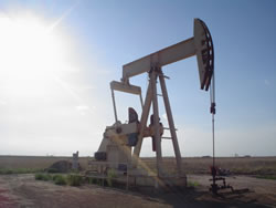 Oil well - Flcelloguy at the English language Wikipedia [GFDL (http://www.gnu.org/copyleft/fdl.html) or CC-BY-SA-3.0 (http://creativecommons.org/licenses/by-sa/3.0/)], from Wikimedia Commons