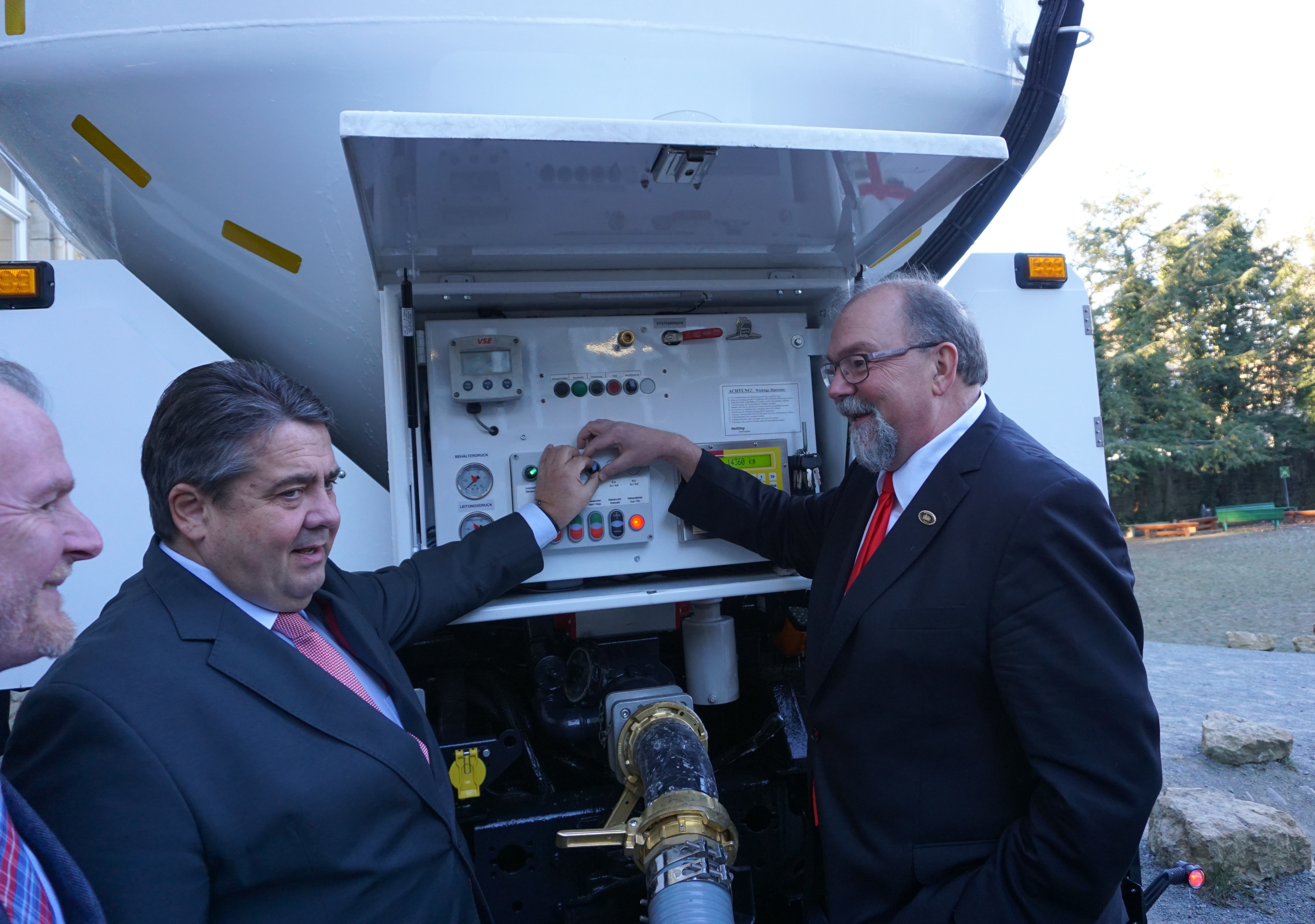 Minister-Energie in Goslar: Sigmar Gabriel besichtigt Pelletheizung in seiner ehemaligen Schule 