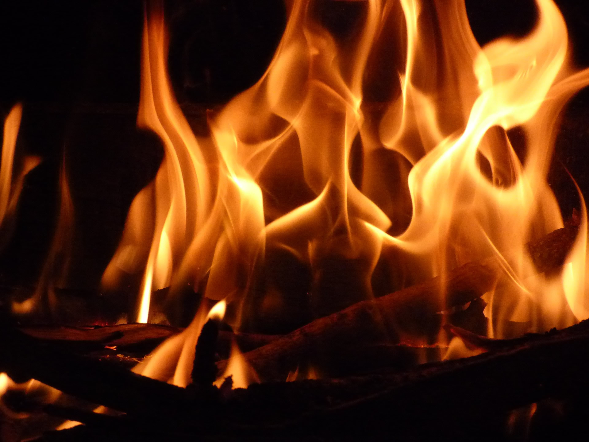 Gemtlich knisterndes Feuer: Tipps zum Heizen mit Kaminfen