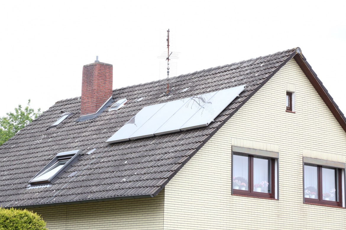 Sonnenenergie untersttzt die lheizung im Keller- Hybridheizung senkt Brennstoffbedarf