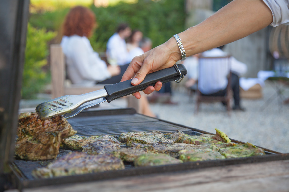 Zu Hause sicher grillen und Qualmbelästigung minimieren