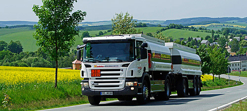 Tankzug auf Landstraße