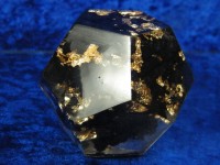 Dodekaeder mit Schungit und Rotgold