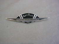 Haubenemblem schwarz / 353