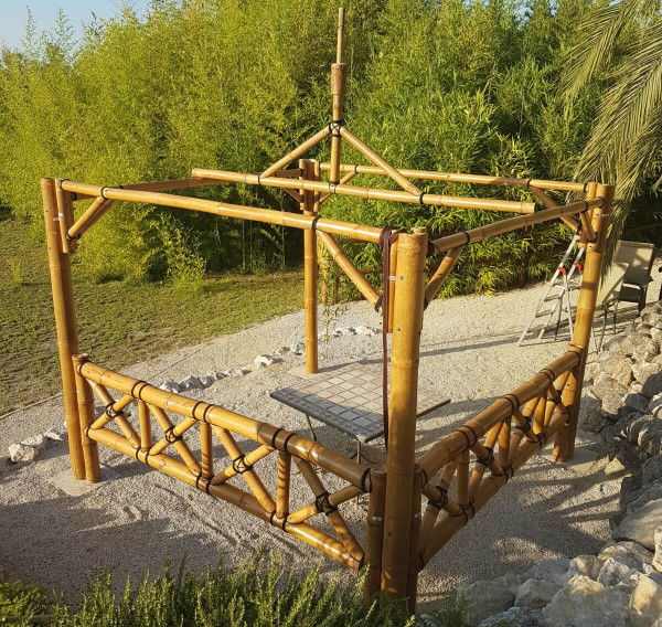 Bambus Pavillon, Gazebo 5,20 x 5,20 m mit Seitenteilen, Tisch u. Bänken