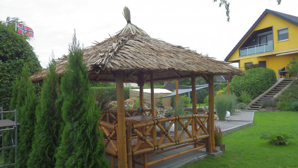 Bambus Pavillon, Gazebo 4,20 x 4,20 m mit Seitenteilen, Tisch u. Bänken