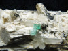 Bergkristalle auf weißer Orthoklas Stufe