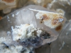 Bergkristallstufe mit weißem Hyalit aus Namibia