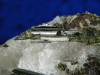 Grüne Turmalinkristalle auf Bergkristall