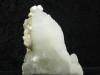 Weiße Bergkristallstufe mit Calcit-Kristallen