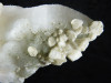 Weiße Bergkristallstufe mit Calcit-Kristallen