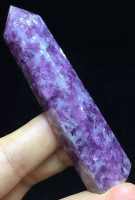 Lila Lepidolith Kristall poliert