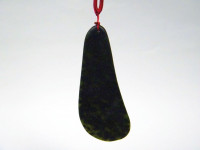 Amulett aus schwarzer Taiwan Jade