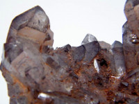 Bergkristallstufe aus Namibia mit Hämatit-Phantomen