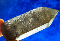 Polierter Rauchquarz Kristall mit Silber-Rutil