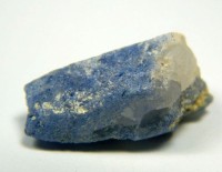 Blauer Bergkristall mit Dumortit