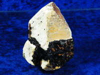 Orthoklas Kristall mit schwarzem Turmalin