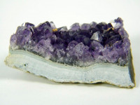 Amethyst Stufe auf weißem Achat