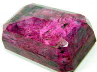 Großer roter Rubin geschliffen