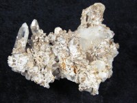 Bergkristallstufe mit Bewuchs aus Pakistan