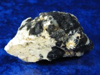 Schwarzer Turmalin auf Orthoklas Stufe
