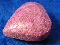 Herz aus rotem Korund Kristall