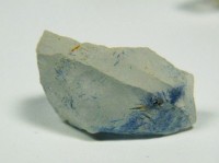 Blauer Bergkristall mit Dumortit