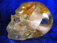Kristallschädel mit Mondstein und Mistel