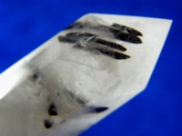 Polierte Bergkristall Spitze mit schwarzem Turmalin