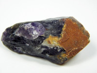 Dunkler Amethyst Kristall mit roter Spitze