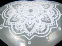 Großes Selenit Herz graviert mit Mandala