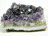 Amethyst Stufe auf weißem Achat