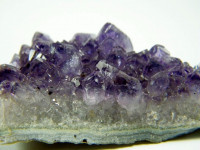 Phantom-Amethyst Stufe mit Achat aus Uruguay